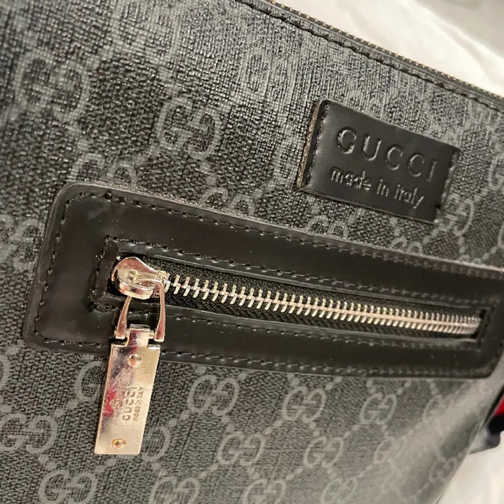 Säljer nu min Gucci bag för att den inte andvänds längre. Men en mycket fin och bekväm bag, tveka inte att höra av dig vid funderingar eller liknande pris kan diskuteras vid snabb och smidig affär🤝🏻Mvh Elias.. Accessoarer.