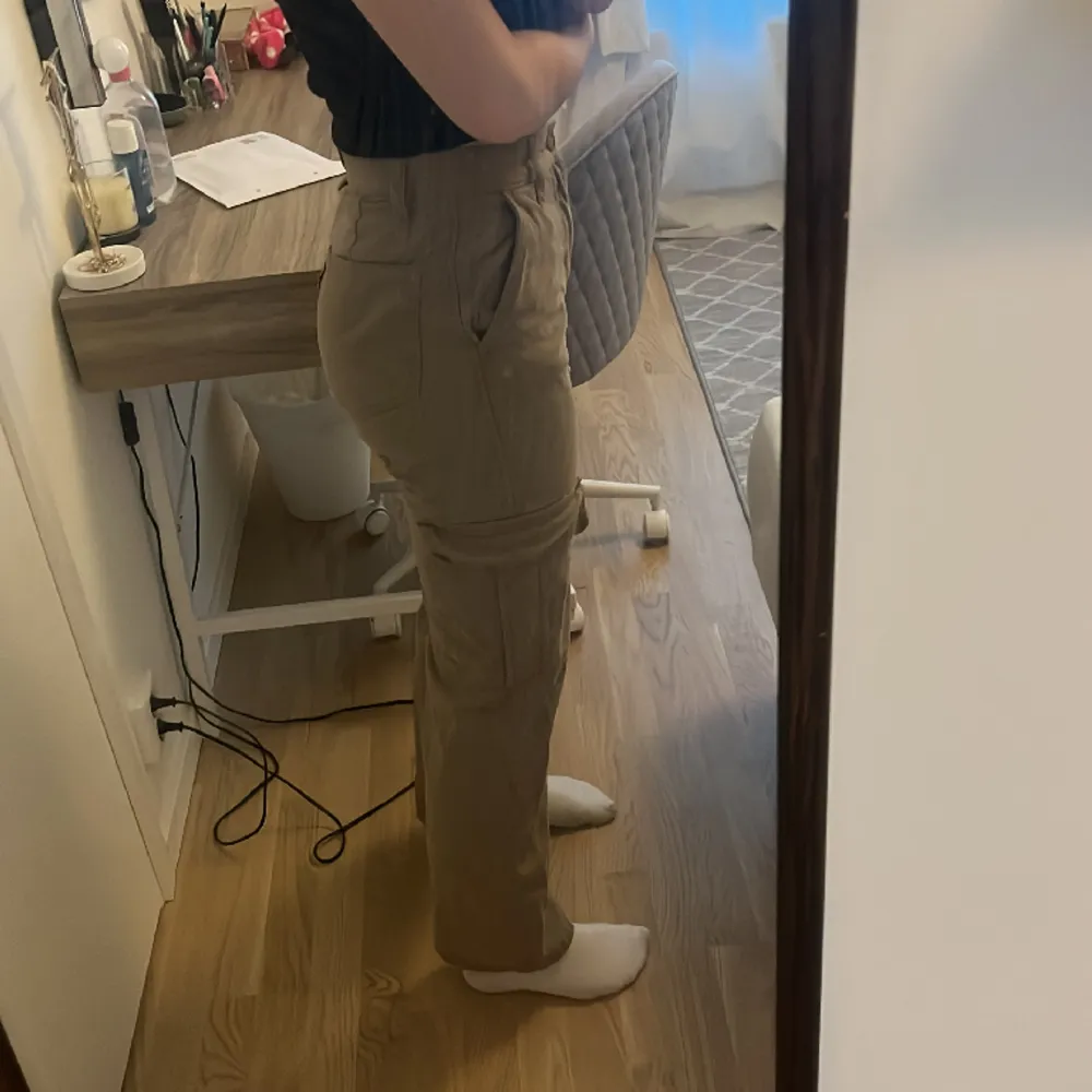 Bruna cargo jeans, super sköna och snygga! Köpte dom ett tag sen så kommer inte ihåg märke.. Farkut & Housut.