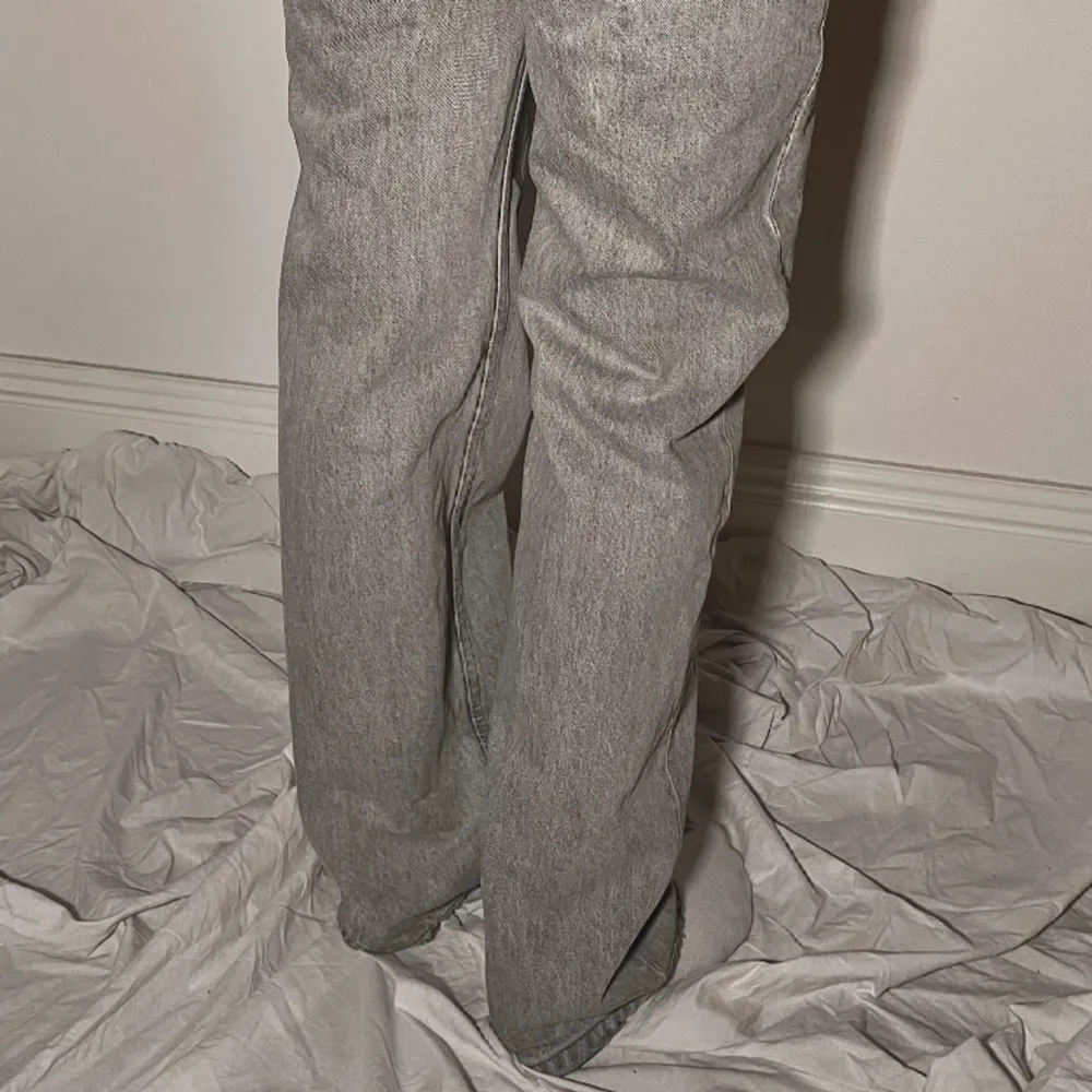 Fina grå jeans mid  Modellen är 166cm!  Mått: Ytterbenslängd 101cm Innerbenslängd 78cm Midjan 36cm Midjehöjd 24cm Benbredd 20cm. Jeans & Byxor.