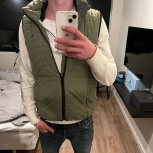 Hugo boss väst  - Säljer en Hugo boss väst med en riktig snygg militärgrön färg!🤩 8/10 skick! Storlek s! Säljer för 500kr passar inte priset, kom då med bud!✌🏽
