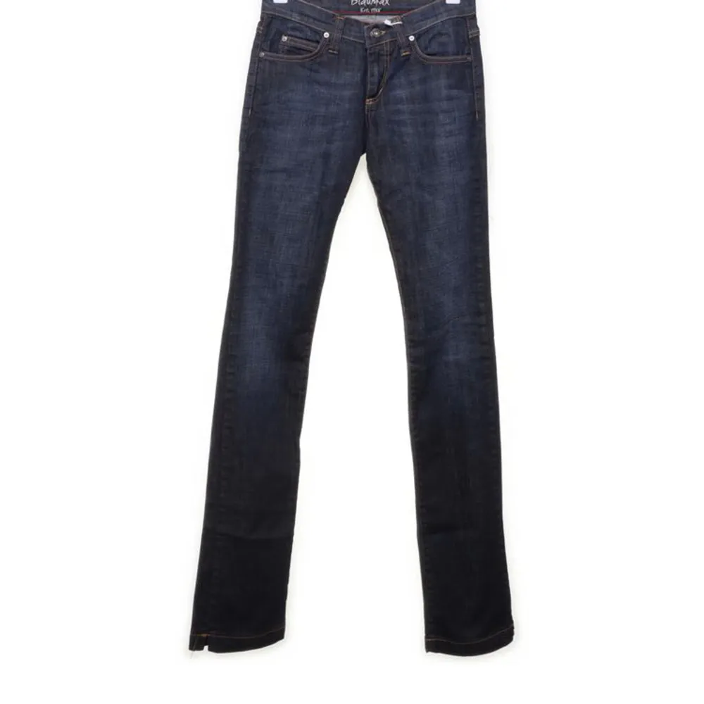 nu säljer jag mina extremt snygga blaumax jeans då de inte riktigt kommer till användning, de är helt oanvända💗. Jeans & Byxor.