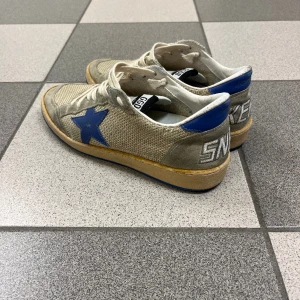 Golden goose - Säljer dessa golden goose skor, skorna är i ett använt skick vilket man kan se på vissa bilder. Skorna är sällsynta och svåra att få tag i, därför priset. 