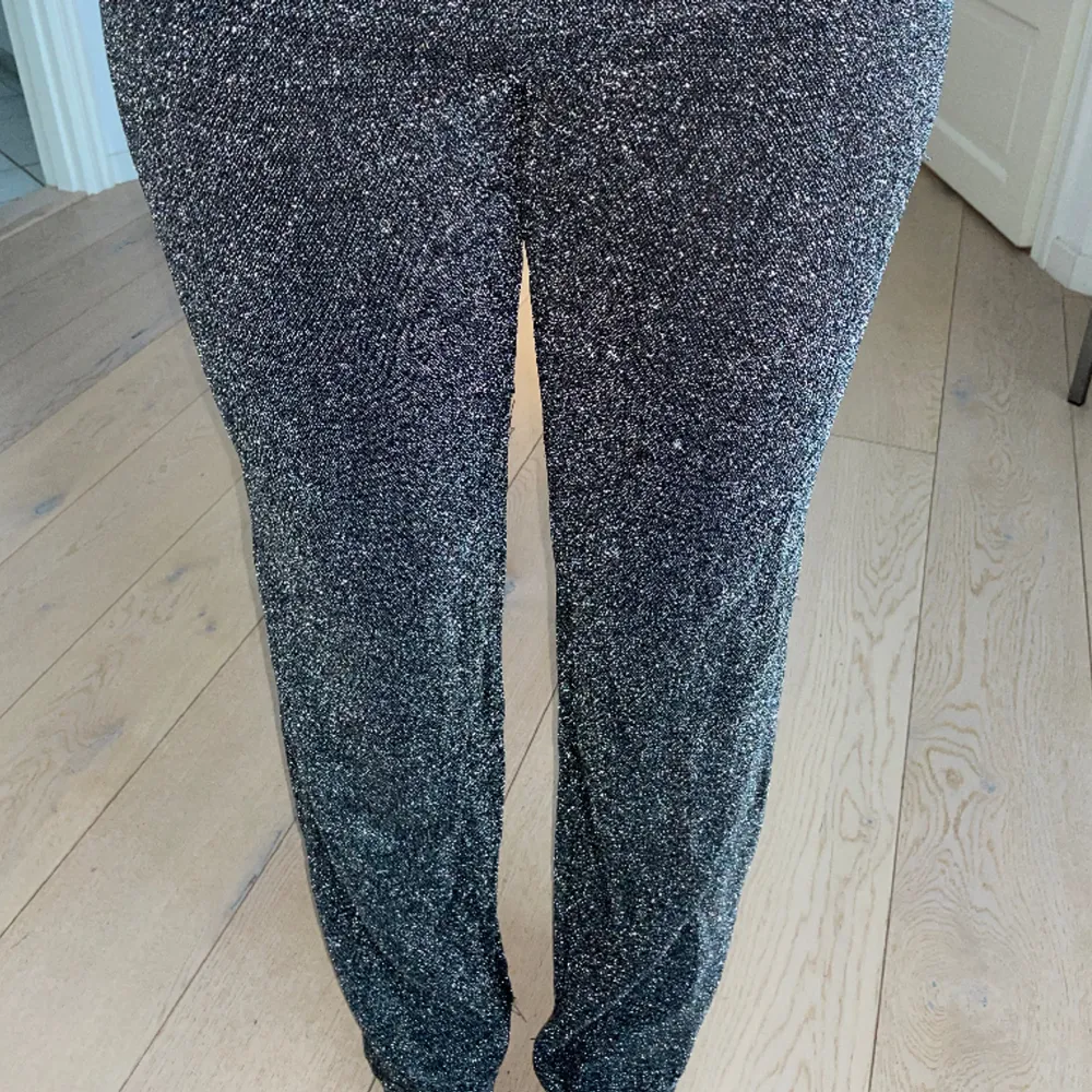 Glittrigaste byxorna ⚡️💓 Perfekt för nyår! Storlek 170 men passar S/M (jag är M på bilden) . Jeans & Byxor.