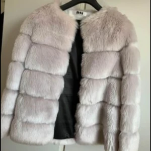 Pälsjacka  - Nyskick i storlek M Kan fraktas eller mötas upp för upphämtning i Göteborg 