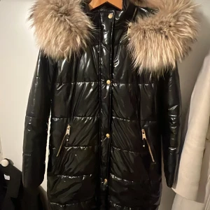 Vinterjacka med äkta päls - Jacka är i nyskick med äkta päls. Storlek 36 - 38.  Kan fraktas eller mötas upp i Göteborg för upphämtning. 