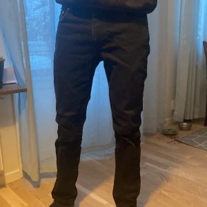 Levi’s jeans 511 - Svarta levi’s jeans i modell 511. Ganska bra skick men lite slitna på ett ställe. Storlek 30/32