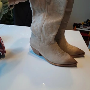 Boots - Coola och snygga bruna boots i nyskick✨ 