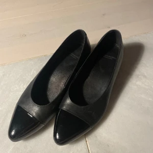 Klackskor 🖤 - Chanel-liknande klackskor från Vagabond! Knappt använda.  Perfekta för jul och nyårsfirande ❤️ Storlek: 38