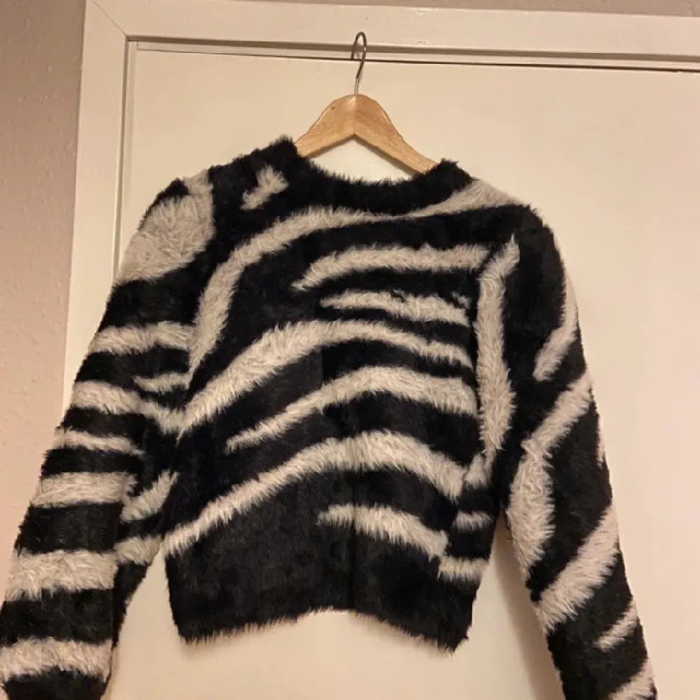 Jätte snygg zebra tröja med ett litet hål som knappt syns. Tröjor & Koftor.