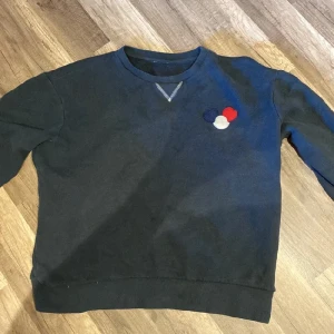 Moncler Triple Logo Sweatshirt - Hej! Jag skulle vilja sälja min Moncler Triple Logo sweatshirt eftersom jag inte är så intresserad av den längre. Jag köpte den för 3500 kr och den är använd.
