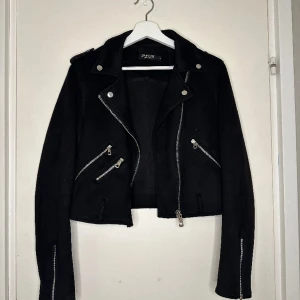 Mocka jacka svart - Köpte i storlek L men är som en S, är vanligtvis en storlek s. Skitsnygg mocka jacka 