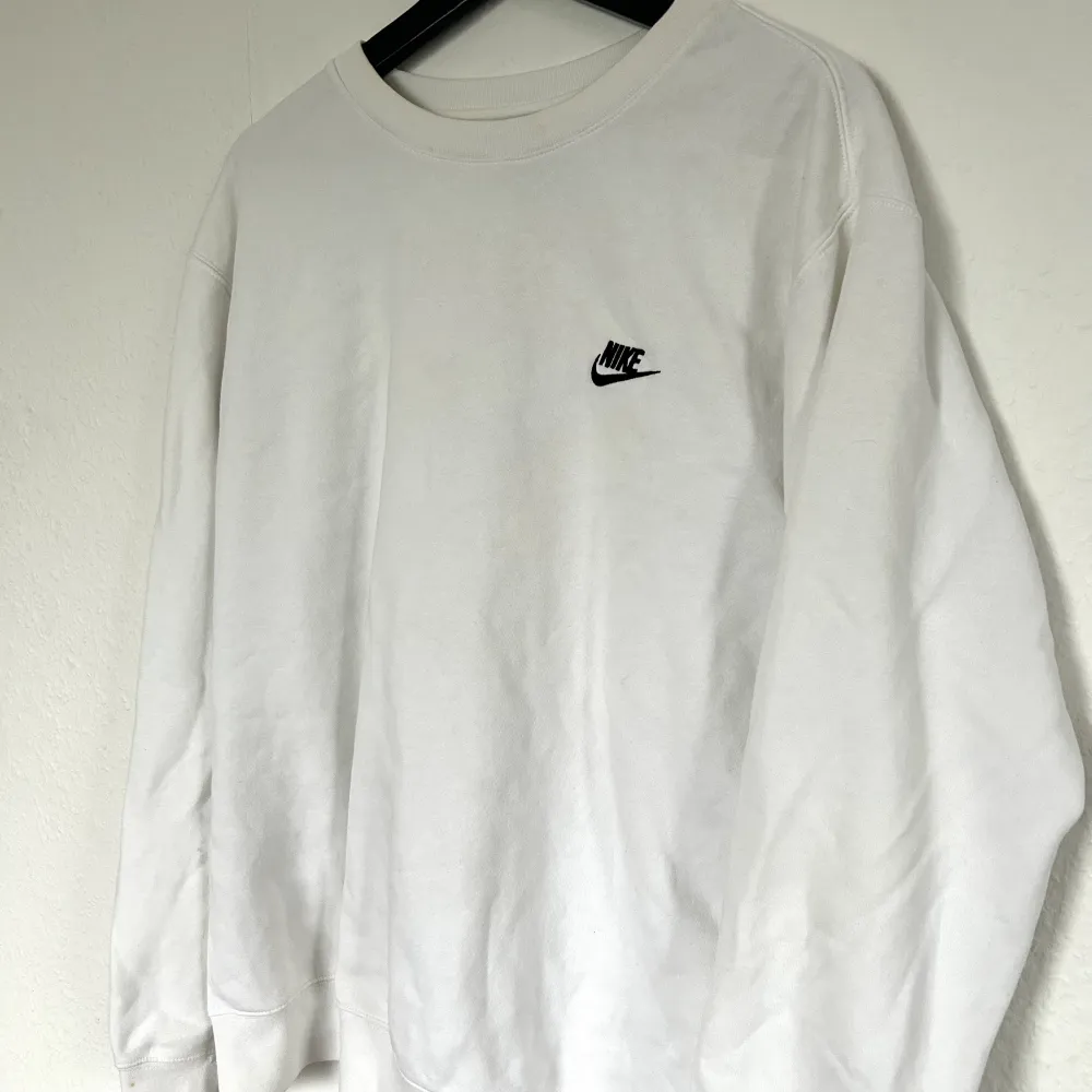 Vit sweatshirt från Nike i storlek L, anävnder inte längre 💓. Tröjor & Koftor.