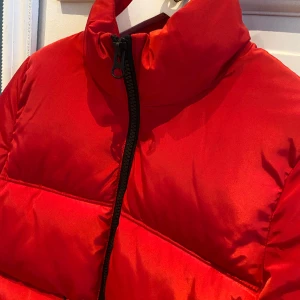 Bomberjacka röd - Nypris 399 I helt nytt skick  Kontakta gärna gällande frågor vid ett intresse  :)   