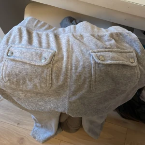 Juicy catoor - Säljer mina juicy byxor pågrund av att dem inte kommer tkll andvändning. Drm har ett litet hål på knäet och därför säljet jag får så billigt(inga andra defekter) skriv för fler frågor ellet bilder❤️