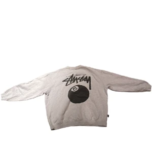 Stussy Crewneck  - Stussy Crewneck i nyskick, det stor storlek XL men passar som en storlek L  Vid minsta fundering tveka inte att fråga 🤝