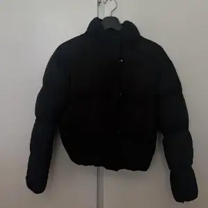 En svart puffer jacket i strl s, lite kortare i varianter men sitter supersnyggt, knappt använd och nästintill ny
