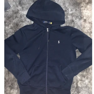 Ralph Lauren dress - Säljer denna populära dress. Hela dressen tillsammans för 1500kr(ord:2700kr), bara tröjan(strl:M)850kr(ord:1700kr), bara byxorna(strl:S) 650kr(ord:1300kr) självklart allt äkta. Finns bild på tagg med prislapp, vid frågor är det bara skriva!