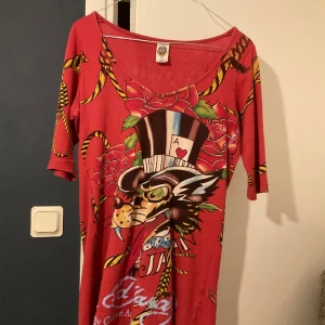 Oversizde Ed Hardy tröja - En ed Hardy tröja ❤️ tröjan är i bra skick och har ej använts sedan i somras och då användes den endast några få gånger❤️