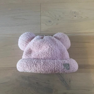 Vera Wang  - Vera Wang mössa perfekt till vintern aldrig använd. Tjockt material så håller en varm. 