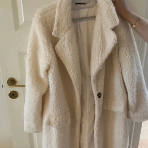 Teddy kappa  - Tunn teddykpappa. Fin att ha under en varmare jacka eller som den är🐻‍❄️- benvit i färgen 