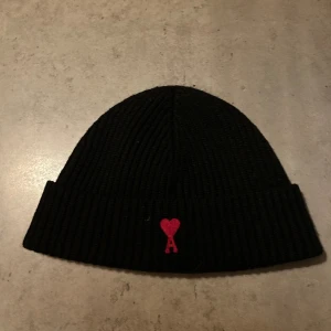 Ami Paris Mössa - En Ami Paris mössa sparsamt använd har haft den i 3 veckor säljes pga jag har tröttnat på den. Nypris 1449.