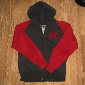 New era new york yankees hoodie som inte kommer till användning då den inte är min stil längre och jag gillar inte hur den sitter på mig, storlek S men är oversized skriv vid funderingar och kontakta före köp! Pris kan alltid diskuteras 💗