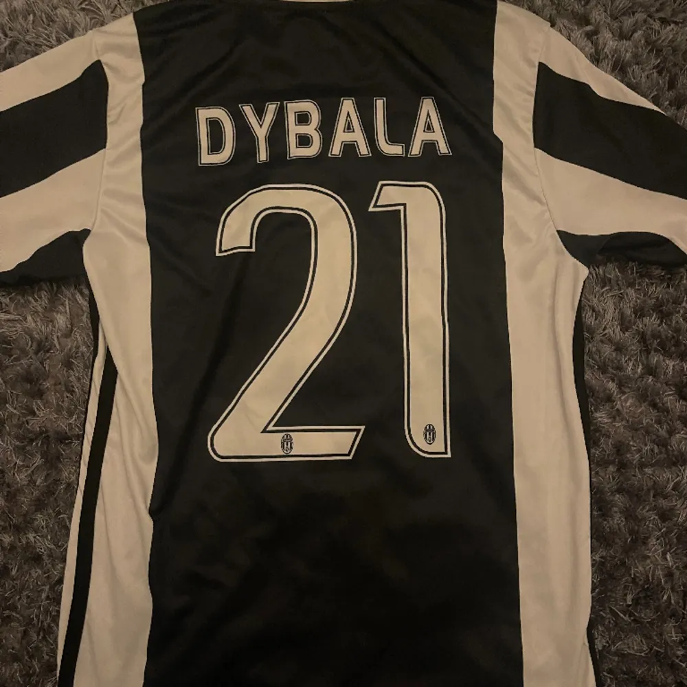 Dybala tröja för barn i storlek 164!. T-shirts.