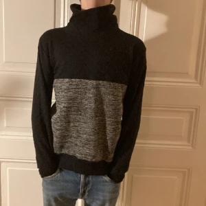 Turtelneck - Grå och svart, vilken combo🤙 super grisch och aldrig andvänd, raggar alla guzzar med denna🔥