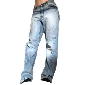 Baggy jeans med stora fickor Midja-78 cm Total längd- 106 cm Runt foten- 44 cm