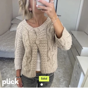 Kofta  - Säljer denna jätte fina koftan köpt här på plick men den var för liten för mig tyvärr. (Lånade bilder) Ena knappen är lite lös men det går att sy fast jätte lätt💗