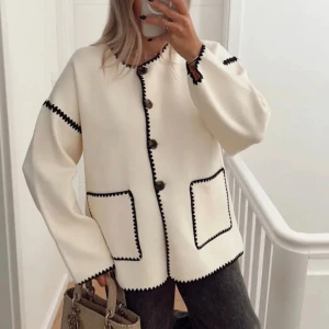 Vit kofta - (Lånade bilder) Säljer denna snygga vita koftan!! Köptes för längesen på nån hemsida från utlandet. Säljer då den inte kommer till användning! 400 + frakt storlek L men liten i storlek så på mig sitter den som på bilden.