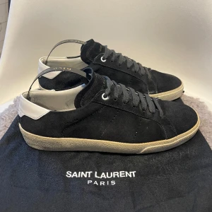 Saint Laurent skor - Tjena! Säljer nu dessa skit snygga saint Laurent skorna! Dom är ritkigt trendiga och feta. Nypris: 6000+. Mitt pris: 2259. Dustbags tillkommer! Storlek 40 men passar 41. Skick 9/10. Pris går att diskutera. Hör vad dig vid några funderingar! mvh EBRESELL