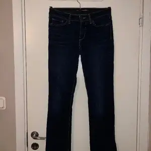 Säljer mina bootcut jeans från levis då dom inte kommer till användning, dom är jätte fina och knappt använda.