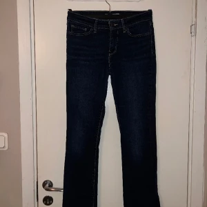 lewis - Säljer mina bootcut jeans från levis då dom inte kommer till användning, dom är jätte fina och knappt använda.