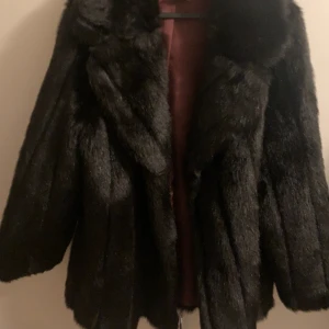 Pälsjacka - Jättefin svart/mörkbrun pälsjacka i nyskick! Lite kort i ärmarna för mig så därav säljer jag den. Supervarm nu i vinter :)