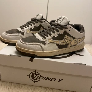 Vicinity skor - Säljer ett par vicinity skor då de är för små. Är använda endast en gång så de är i väldigt bra skick. Storlek 42.5. Mitt pris 999, nypris 2250. Pris kan diskuteras