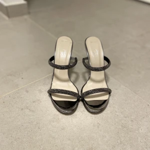 Klackr - Ett par oandvända klackar