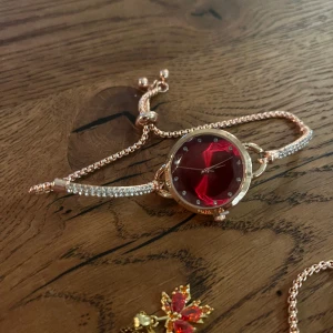 Armbandsur - Sp himla fint smycke som blir mer och mer poppis 😍😍Helt nya  allihop, justerbart! Frakten bjuder jag på