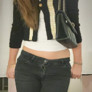 Kofta - Intressekonflikt på Så fin kofta med söta detaljer! Använde inte köp nu! Säljer vid bra bud❤️