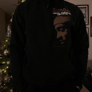 Hoodie - En svart 2pac hoodie från pull&bear inköpt från zalando  Storlek M Ok skick 