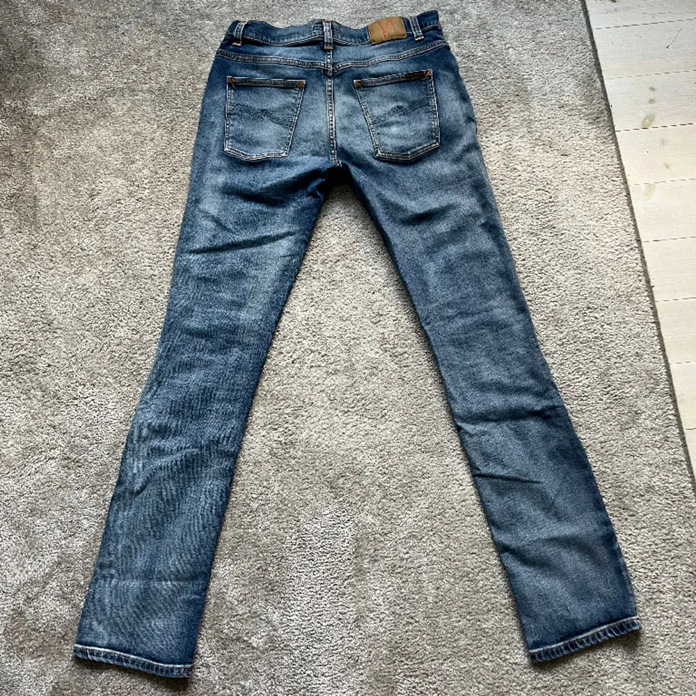 Nudie jeans som endast är använda en gång och därav i nytt skick.  Storlek 33/36.  Finns att hämta i Kålltorp men kan även skickas via post.. Jeans & Byxor.