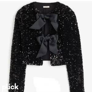 Glittertopp  - Säljer denna grymt snygga tröja. Man knyter den så man kan välja om man vill ha den som en kofta eller med rosetterna i ryggen eller framtill. Denna passar perfekt nu till jul och nyår. Såå fin och kliar inte. 