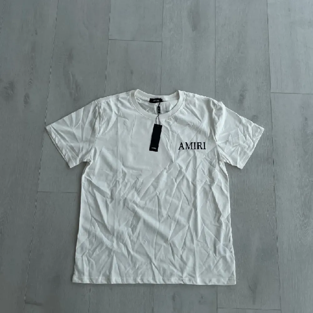 Säljer en fet Amiri t shirt (1:1 rep) knappt använd och som ny.. T-shirts.