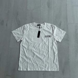 Säljer en fet Amiri t shirt (1:1 rep) knappt använd och som ny.