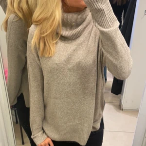 Stickad polo tröja - Säljer denna super fina polo tröjan ifrån vero Moda. Använd ett fåtal gånger och är i super bra skick💕💕