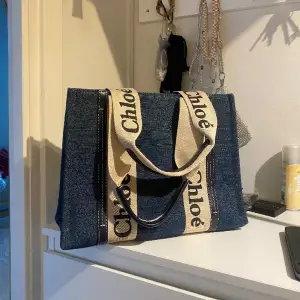 En jättefin tote bag handväska storlek medium. Aldrig använd köpt utomlands. 