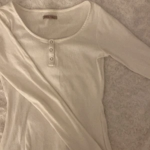 tröja - säljer min vita anna field tröja, använda inte har en liknande. nyskick och inga fläckar