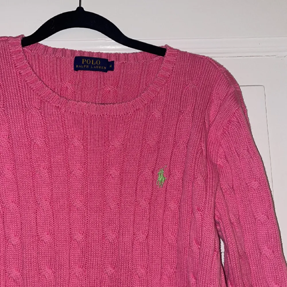 Super fin rosa kabelstickad tröja från Ralph lauren som tyvärr inte kommer till användning. Storlek m, frakt tillkommer. Tröjor & Koftor.