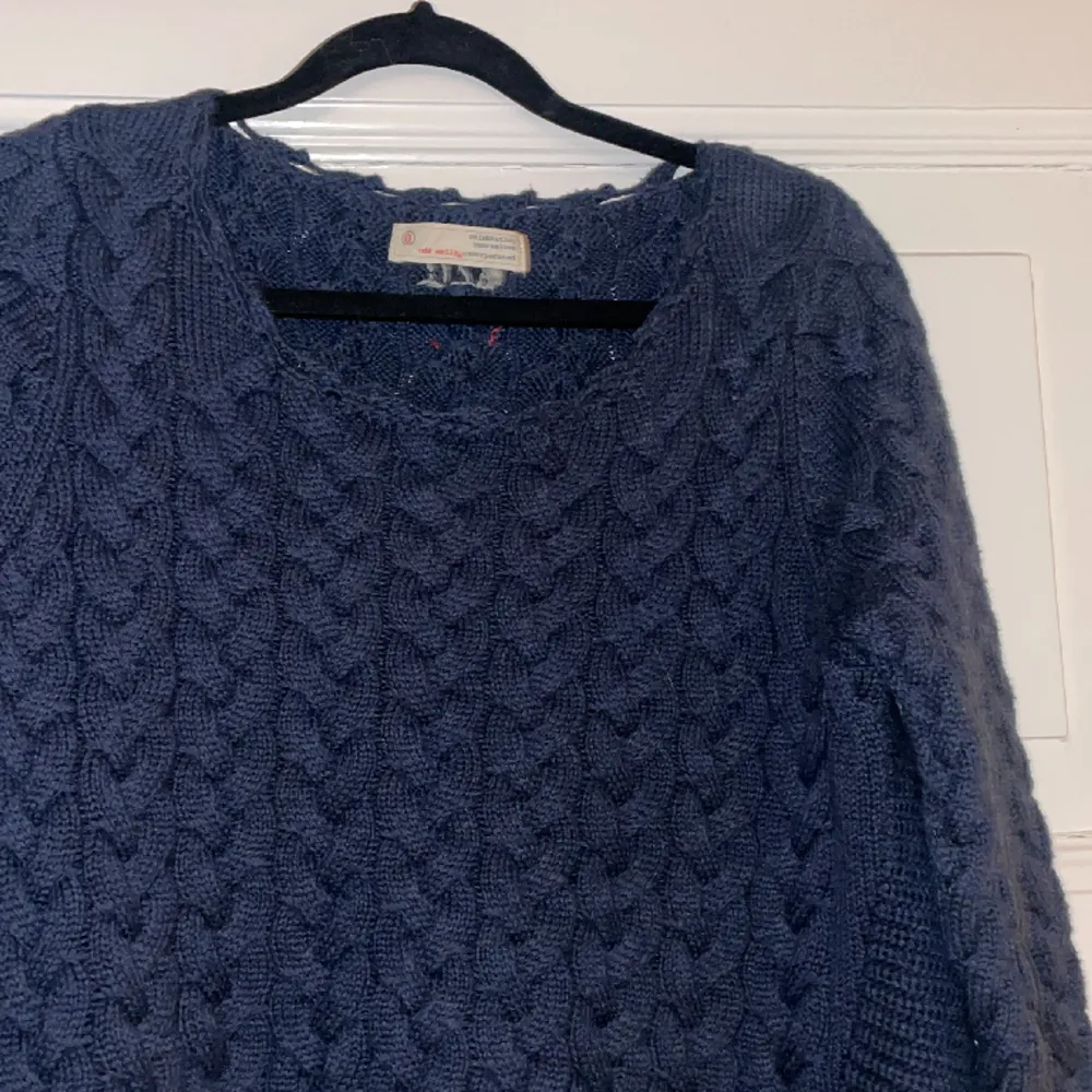 Super fin marinblå stickad tröja från odd Molly som tyvärr inte kommer till användning. Storlek 0, frakt tillkommer. Tröjor & Koftor.