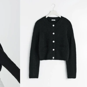 Populär tröja - Jag säljer dendär populära stickade koftan. Den sitter mycket fint på men den kommer tyvärr inte till användning för mig. Använd 1 gång och i topp skick🩷nypris 599 kr